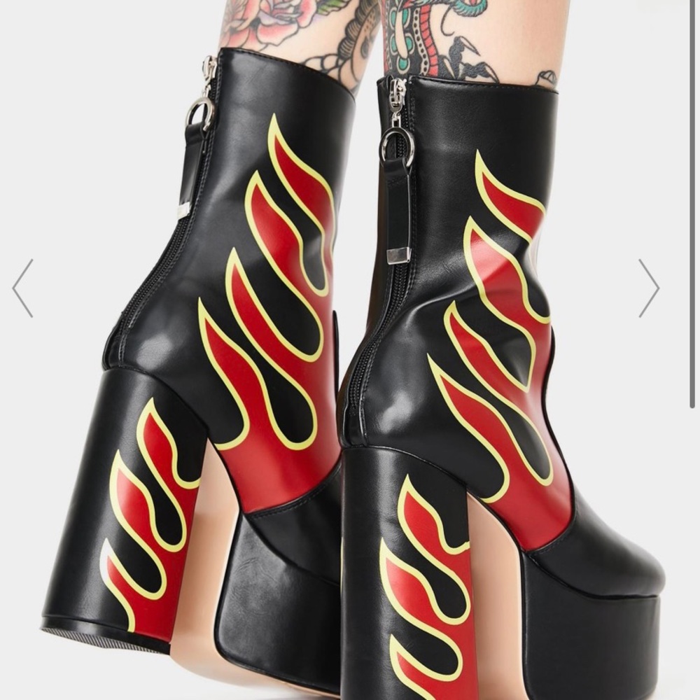 Sizzling hot ankle boots.